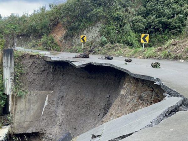 Socavón interrumpe tránsito en carretera Paute-Guarumales-Méndez