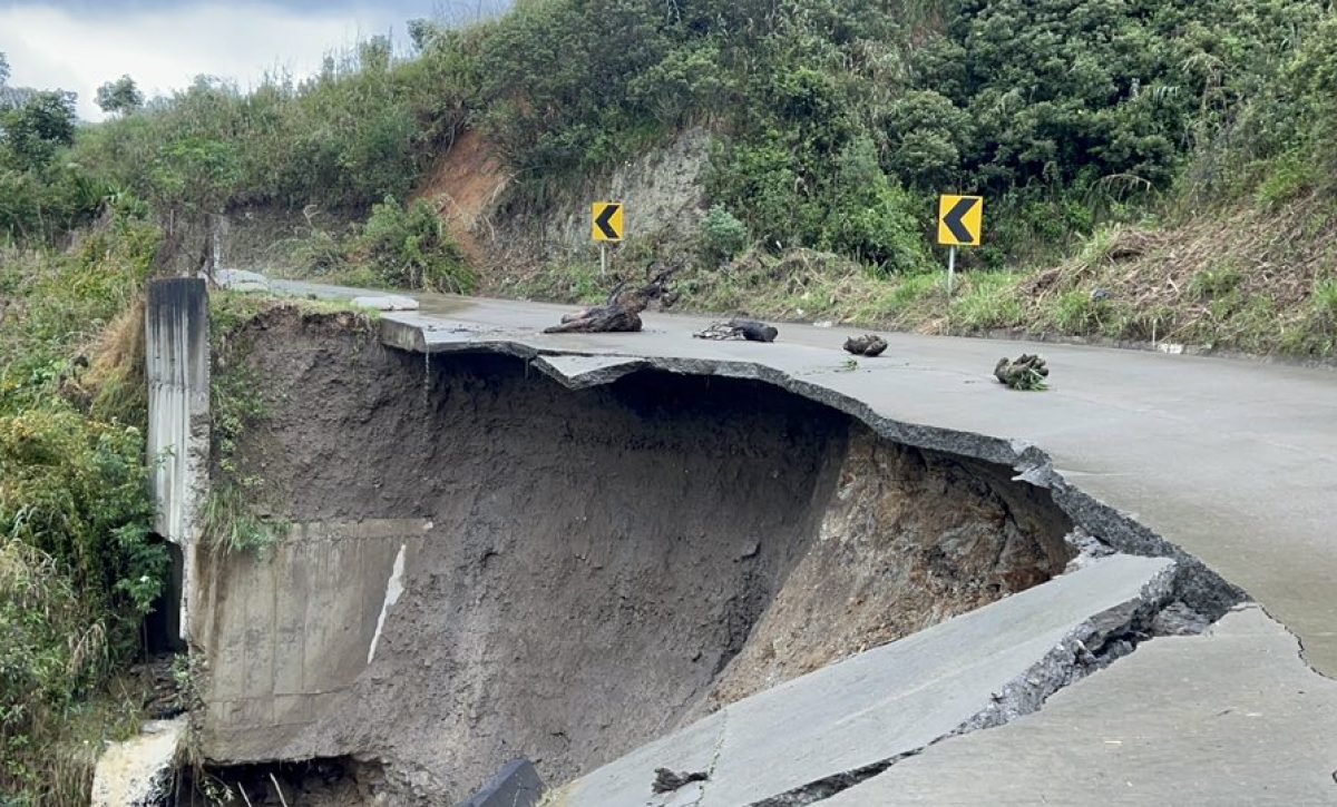 Socavón interrumpe tránsito en carretera Paute-Guarumales-Méndez