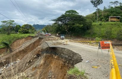 Socavones amenazan con aislar a Visquije Adentro en la vía Santa Ana - Olmedo