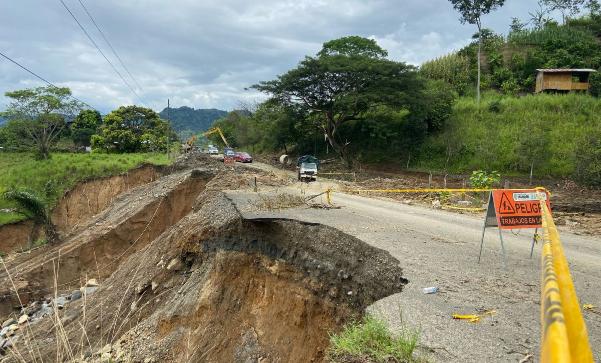 Socavones amenazan con aislar a Visquije Adentro en la vía Santa Ana - Olmedo