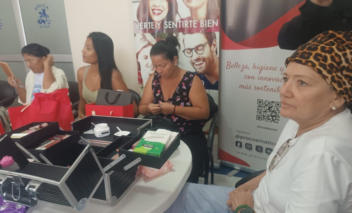 Mujeres que padecen de cáncer de seno, fueron parte del programa de maquillaje de Solca.