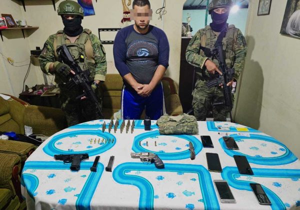 Soldados rodean casa en Quinindé y capturan a presunto integrante de 'Los Choneros'