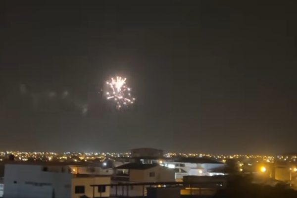 Sorpresa y temor por la detonación de fuegos artificiales en varios sectores de Manta tras la matanza de un líder GDO
