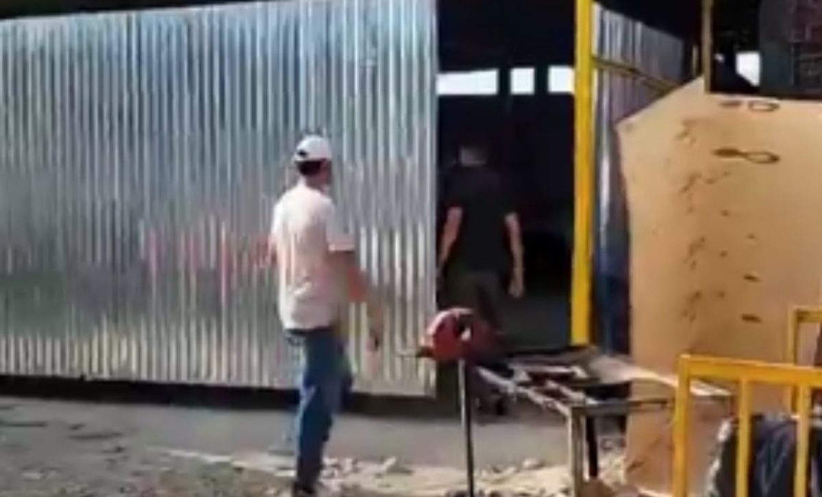 Sujetos armados irrumpieron en un taller mecánico de Babahoyo, Los Ríos, y terminaron con la vida de una mujer. (Captura de pantalla ND).