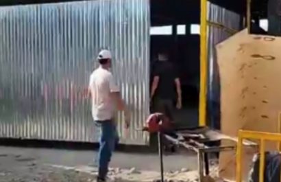Sujetos armados irrumpieron en un taller mecánico de Babahoyo, Los Ríos, y terminaron con la vida de una mujer. (Captura de pantalla ND).