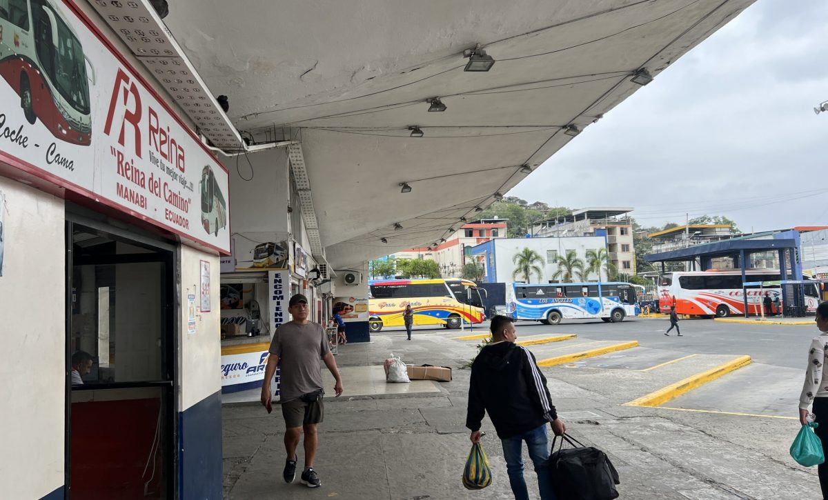 En la terminal terrestre de Portoviejo, las cooperativas que cubren las rutas hacia el oriente tienen menos demanda de pasajeros.