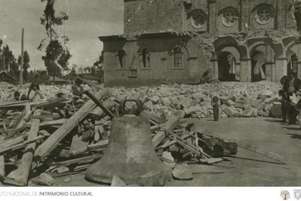 Escombros de la Iglesia de Santa Rosa, luego del terremoto de Ambato de 1949. Archivo Histórico del Guayas.