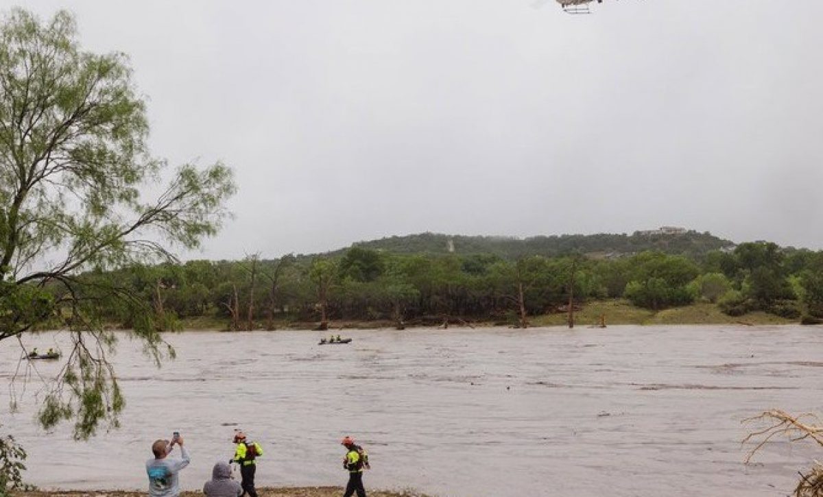 Foto / Europa Press. Labores de rescate tras una riada en el condado de Kerr, en Texas.