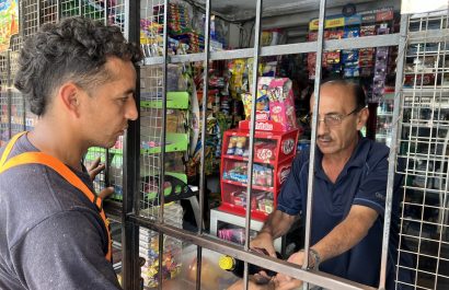 Víctor Rosas, dijo que las cadenas de tienda nacional han afectado sus ventas.
