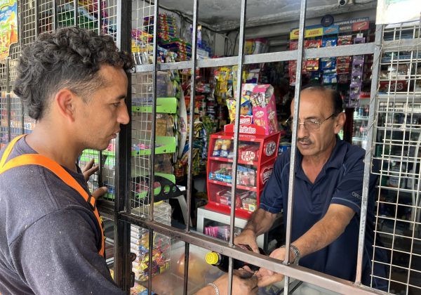 Víctor Rosas, dijo que las cadenas de tienda nacional han afectado sus ventas.