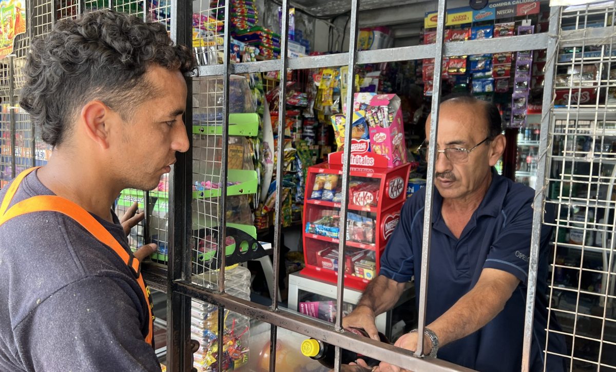 Víctor Rosas, dijo que las cadenas de tienda nacional han afectado sus ventas.