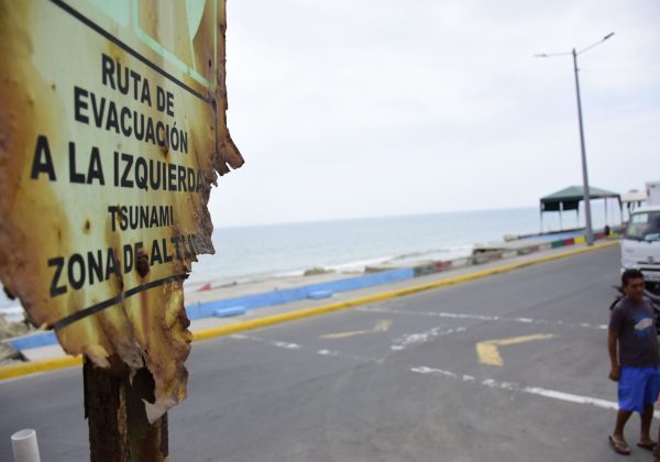 Algunas de las señaléticas que han sido ubicadas en la parroquia Crucita, se han deteriorado.