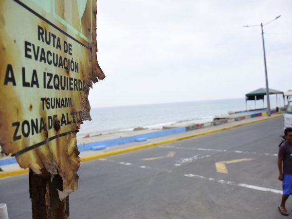 Algunas de las señaléticas que han sido ubicadas en la parroquia Crucita, se han deteriorado.