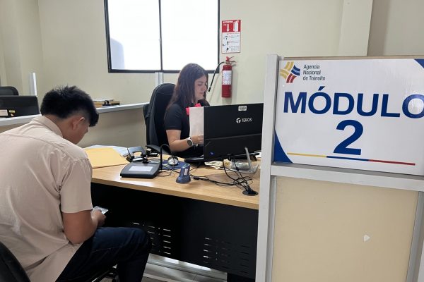 La demanda de usuarios en la agencia de la ANT, en Portoviejo, ha sido baja en estos días.