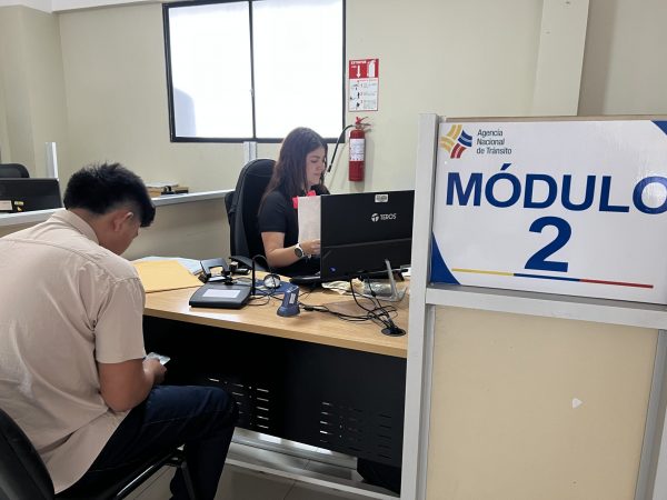 La demanda de usuarios en la agencia de la ANT, en Portoviejo, ha sido baja en estos días.