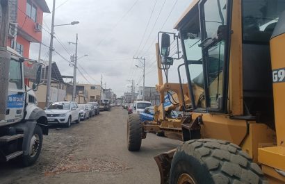 El plan de arreglo de calles que llegará a 107 vías de Manta empezó en la parroquia Tarqui y la ciudadela Universitaria.