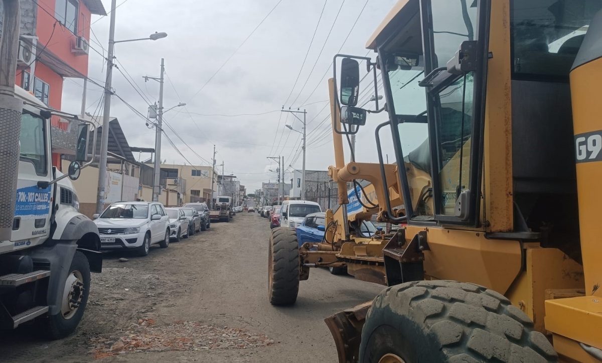 El plan de arreglo de calles que llegará a 107 vías de Manta empezó en la parroquia Tarqui y la ciudadela Universitaria.