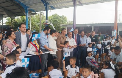 El Municipio de Manta inició la entrega de cubiertas para 30 escuelas, con una inversión que supera los dos millones de dólares.