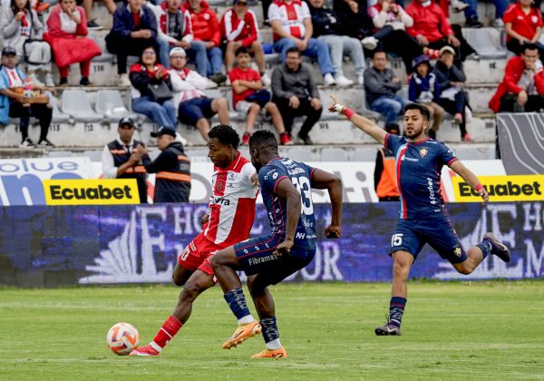 Técnico Universitario y El Nacional empatan sin goles en Ambato.