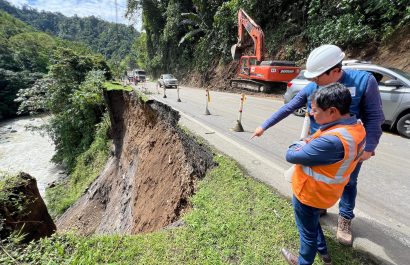 Técnicos de la Prefectura de Pichincha evaluando los daños en la vía Alóag-Santo Domingo tras un deslizamiento de tierra.