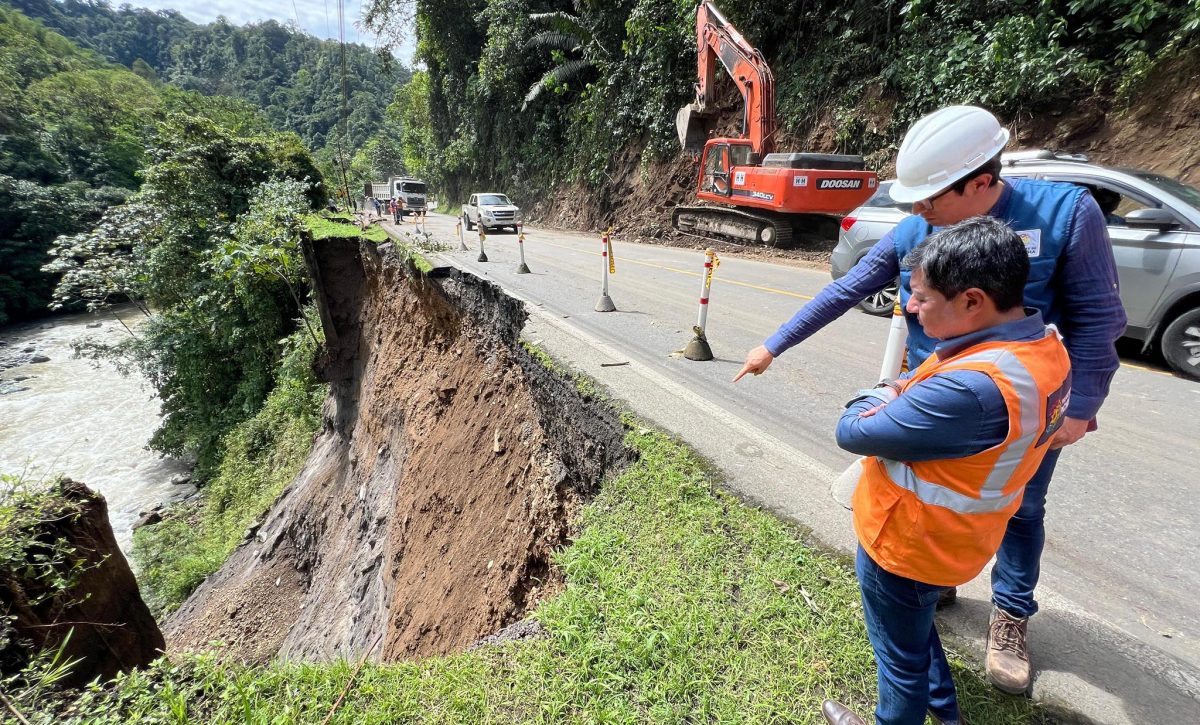 Técnicos de la Prefectura de Pichincha evaluando los daños en la vía Alóag-Santo Domingo tras un deslizamiento de tierra.
