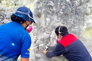 Técnicos del Instituto Geofísico en el Guagua Pichincha