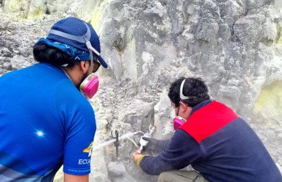 Técnicos del Instituto Geofísico en el Guagua Pichincha