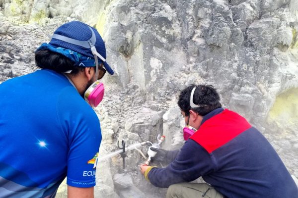 Técnicos del Instituto Geofísico en el Guagua Pichincha