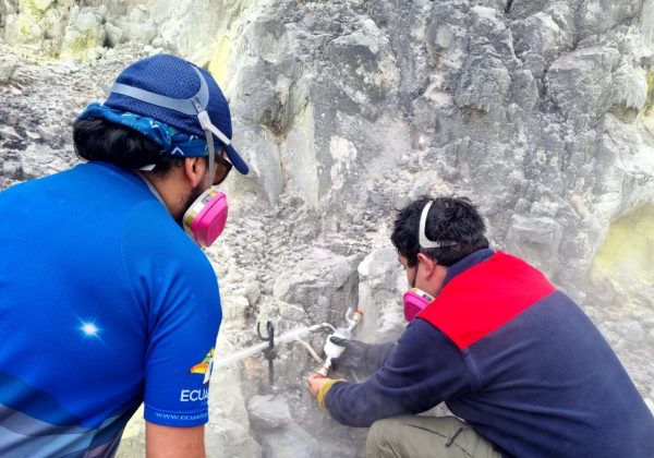 Técnicos del Instituto Geofísico en el Guagua Pichincha