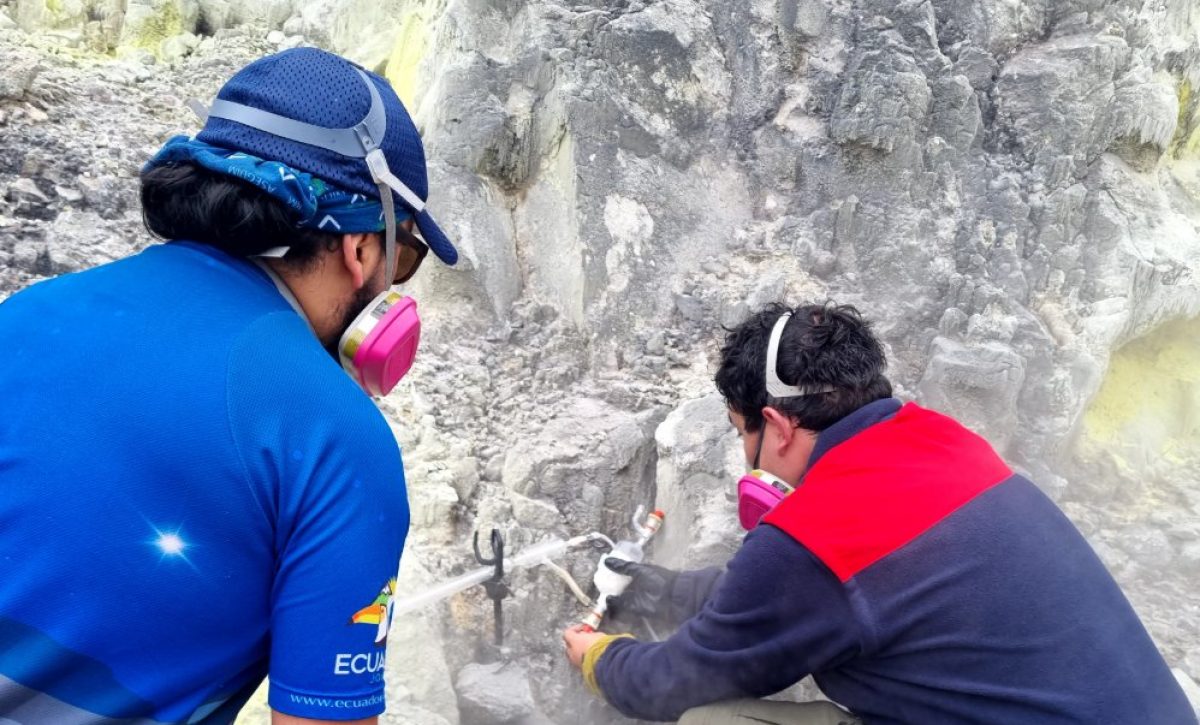 Técnicos del Instituto Geofísico en el Guagua Pichincha