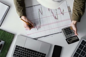 Tensiones comerciales frenan economía global al 2,3% en 2025, alerta Banco Mundial