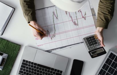 Tensiones comerciales frenan economía global al 2,3% en 2025, alerta Banco Mundial