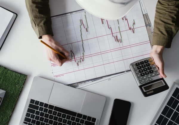 Tensiones comerciales frenan economía global al 2,3% en 2025, alerta Banco Mundial