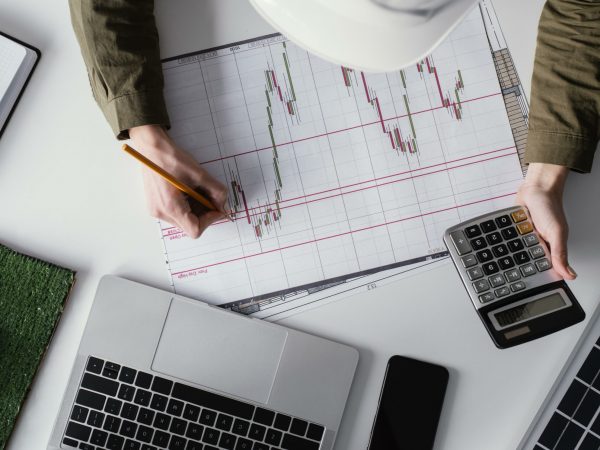 Tensiones comerciales frenan economía global al 2,3% en 2025, alerta Banco Mundial