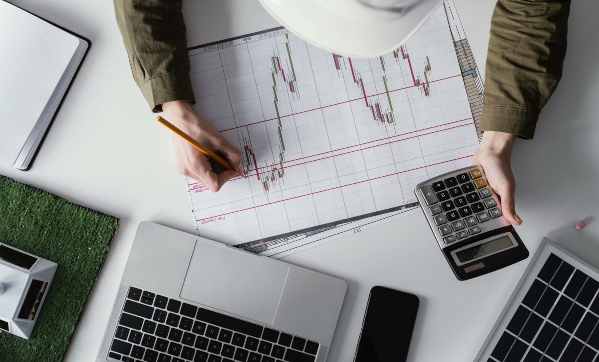 Tensiones comerciales frenan economía global al 2,3% en 2025, alerta Banco Mundial