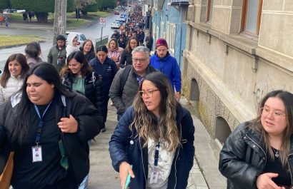 Foto/Redes Sociales.  Ciudadanos evacúan Punta Arenas, tras la alerta de tsunami.