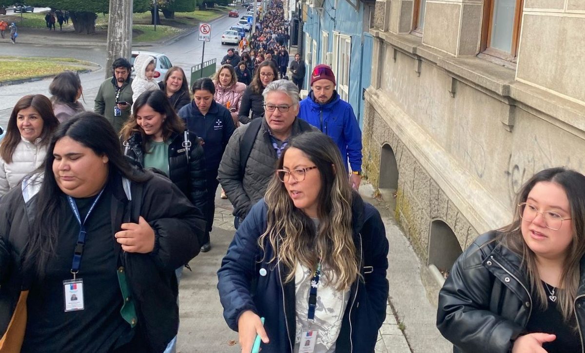 Foto/Redes Sociales.  Ciudadanos evacúan Punta Arenas, tras la alerta de tsunami.