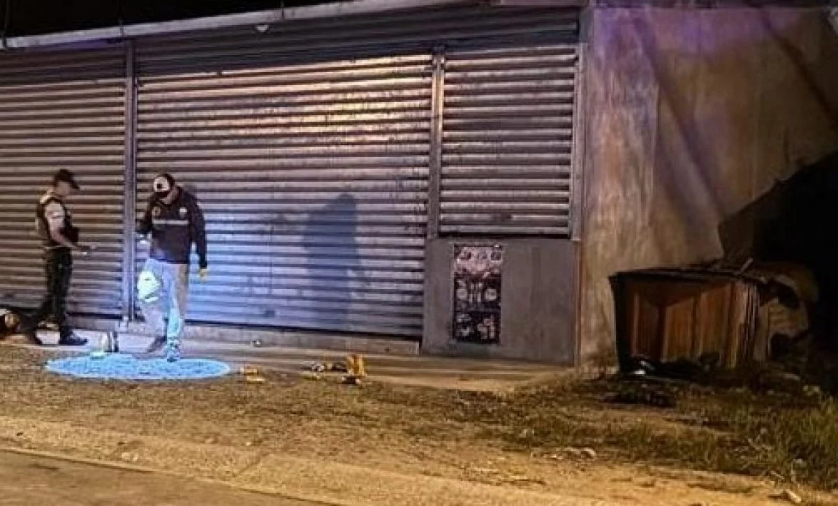 Terror en la madrugada: triple crimen en Santo Domingo deja tres muertos y una mujer herida