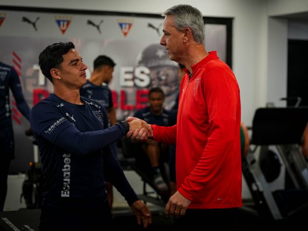 Tiago Nunes , nuevo entrenador de Liga de Quito, saluda a Alexander Alvarado