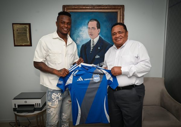 José “Tin” Angulo, junto al presidente de Emelec Jorge Guzmán.