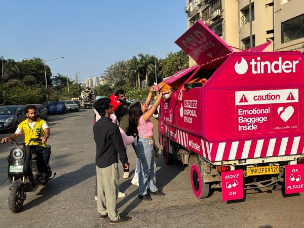 Tinder sorprende con un camión de basura para botar los recuerdos de tu ex.