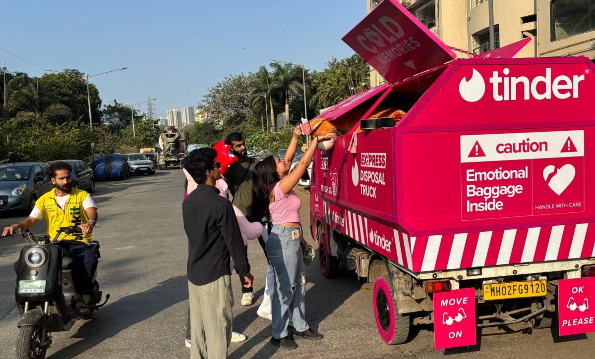 Tinder sorprende con un camión de basura para botar los recuerdos de tu ex.