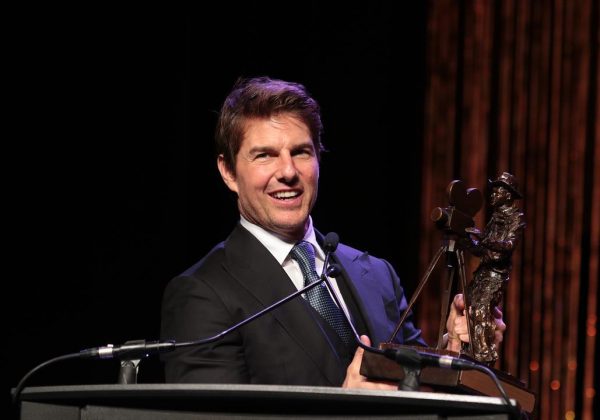 Tom Cruise rompe récord Guinness con 16 saltos en paracaídas en llamas en "Misión Imposible"