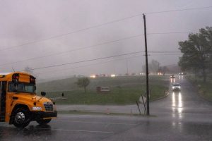 Tormentas dejan 3 muertos y 700.000 personas sin electricidad en Estados Unidos