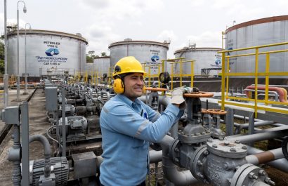 Trabajadores de Petroecuador rechazan recorte masivo y alertan sobre graves riesgos para la producción y exportación petrolera