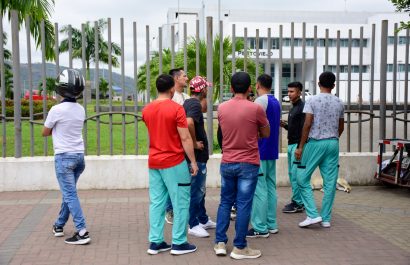 Trabajadores del Hospital de Especialidades de Portoviejo reclaman sueldos atrasados