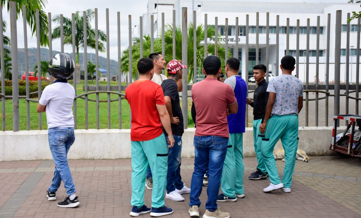 Trabajadores del Hospital de Especialidades de Portoviejo reclaman sueldos atrasados