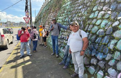 Trabajadores enfrentan el desempleo en Santo Domingo de los Tsáchilas, en el redondel del Sueño de Bolívar.