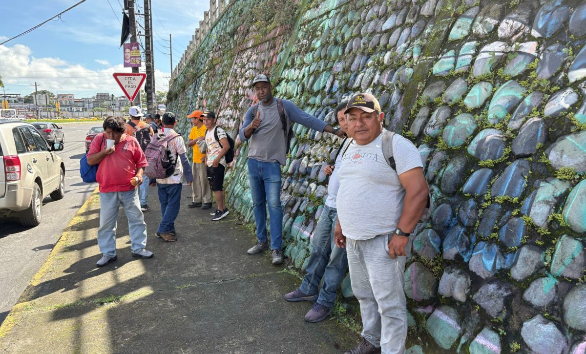 Trabajadores enfrentan el desempleo en Santo Domingo de los Tsáchilas, en el redondel del Sueño de Bolívar.