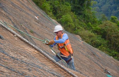 Trabajos de estabilización de talud en el km 83 de la vía Alóag-Santo Domingo alcanzan el 70 % de avance